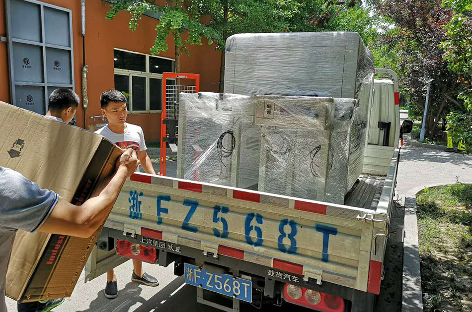 南通客戶SMT設(shè)備專車送貨，貨到上門安裝調(diào)試