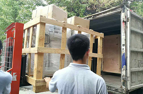 鎮(zhèn)江客戶SMT設備專車送貨，貨到上門安裝調試