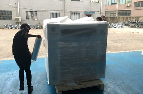 深圳客戶SMT設(shè)備專車送貨，貨到上門安裝調(diào)試