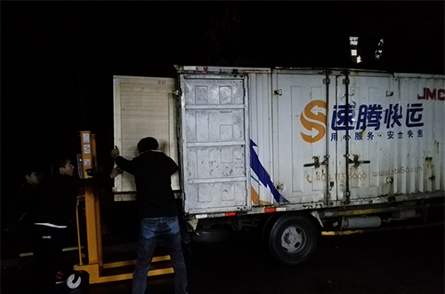 湛江客戶SMT設(shè)備專車送貨，貨到上門安裝調(diào)試